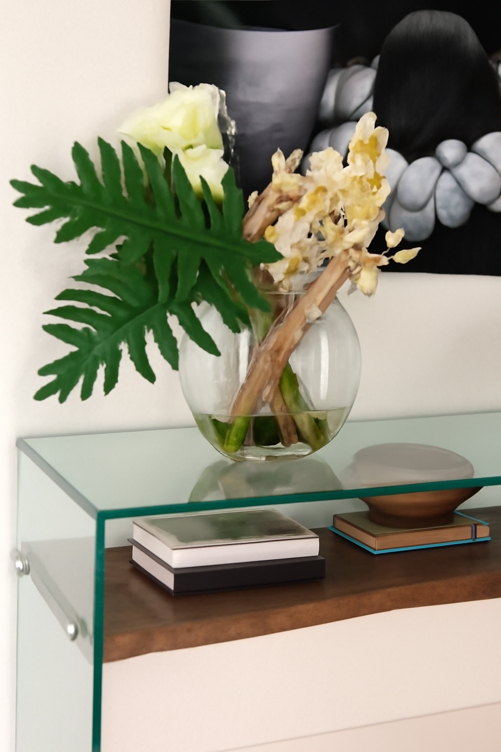 Vase lune avec cymbidiums et callas