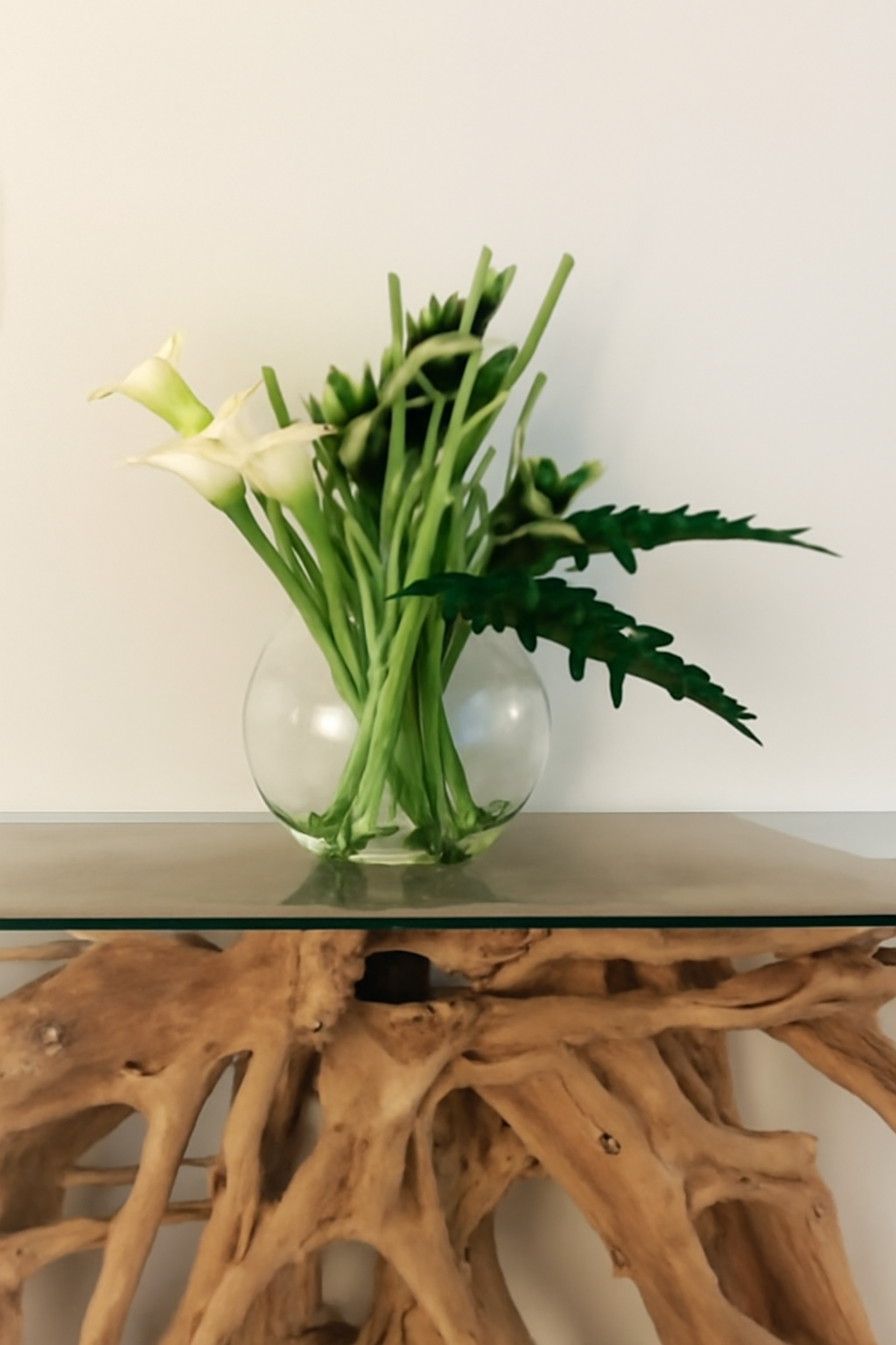 Vase lune avec héliconias verts et callas