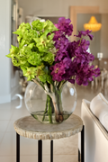 Vase lune avec hortensias verts et orchidées Vanda fuchsia