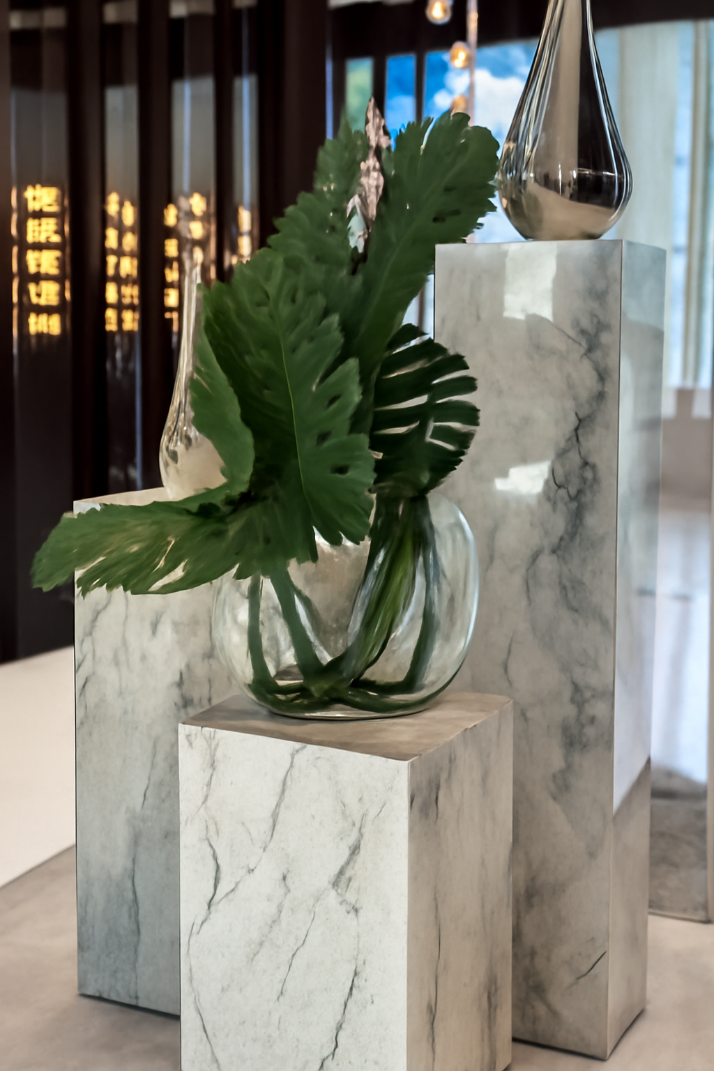 Vase lune avec feuille et bois flotté