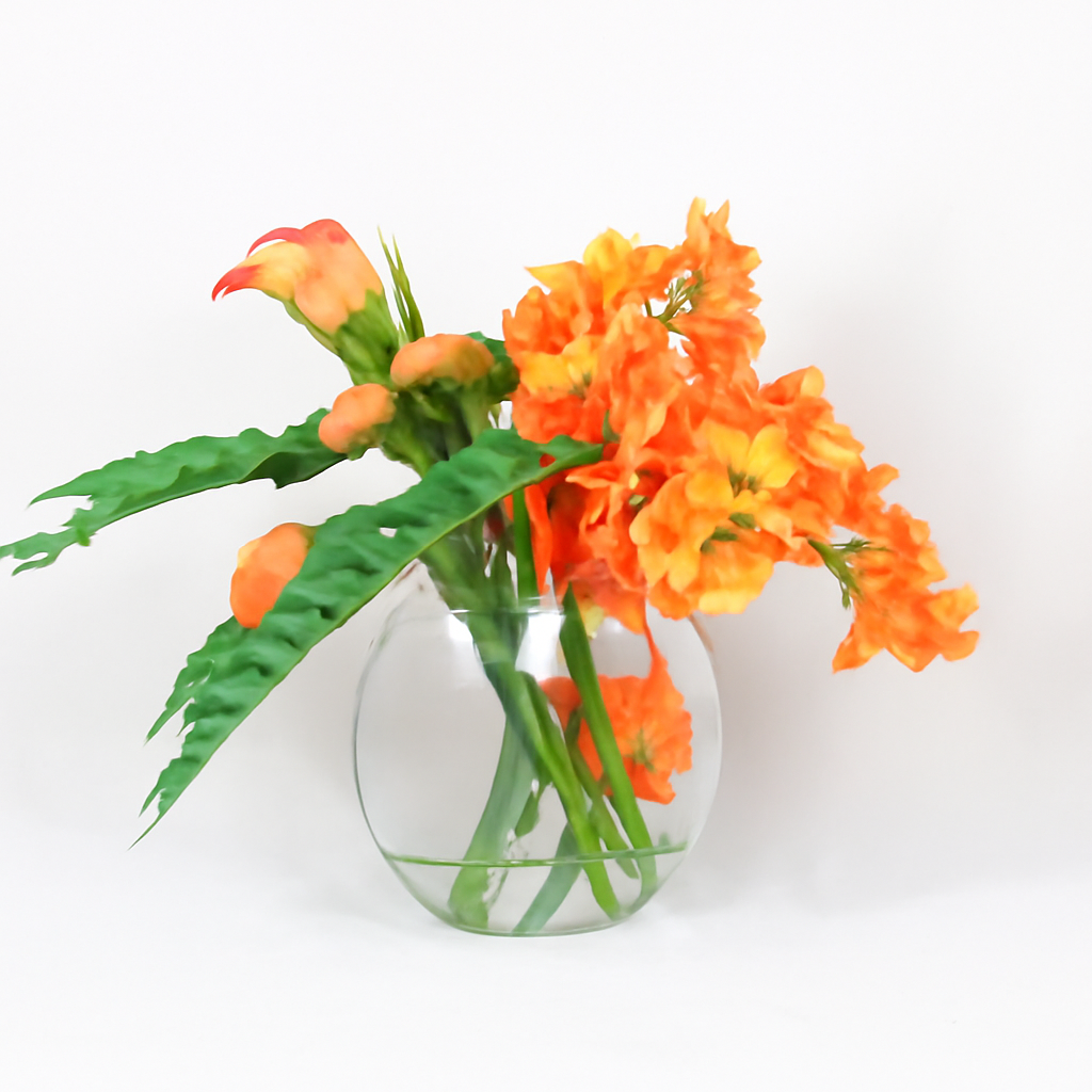 Vase lune avec cymbidiums orange et callas mangue