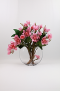 Vase lune avec magnolias roses