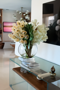 Vase lune avec cymbidiums blancs et Vandas blancs