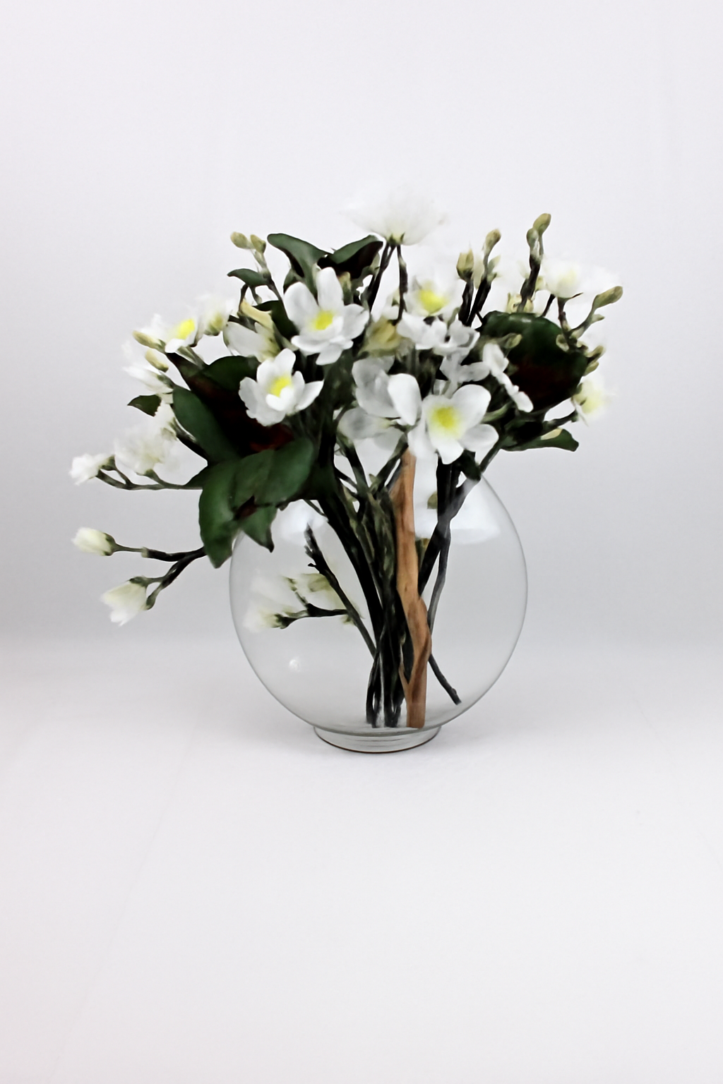 Vase lune avec magnolias blancs