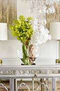 Vase lune avec orchidées blanches et cymbidiums verts