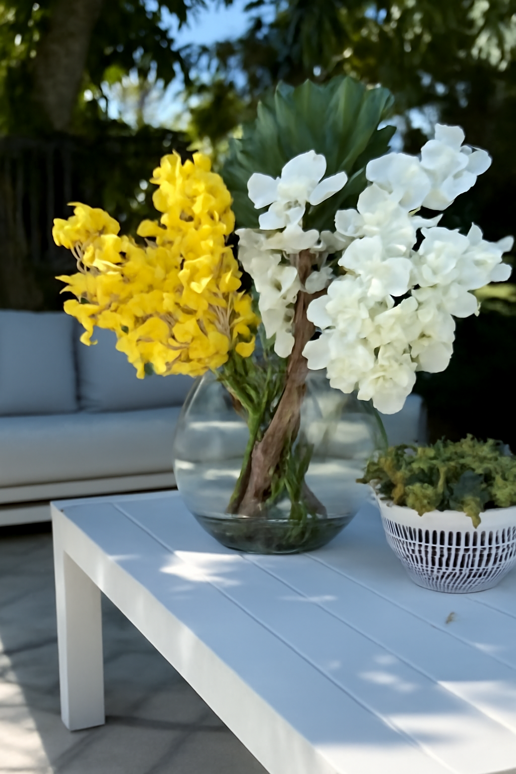 Vase lune avec cymbidiums jaunes et Vandas blancs