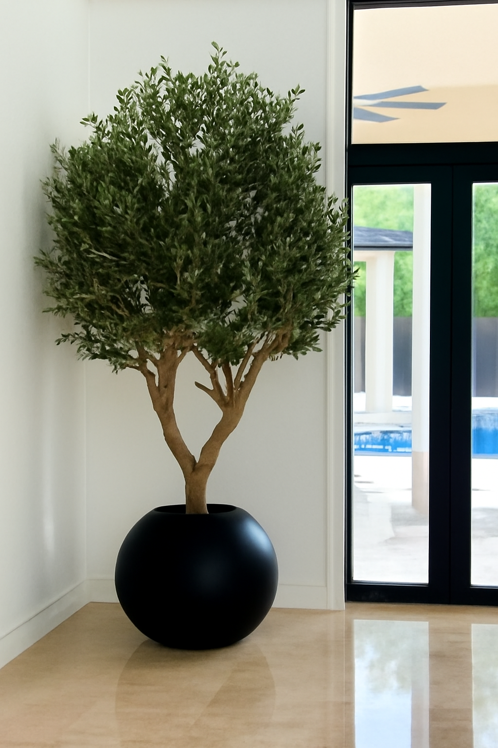Plante décorative dans cache-pot globe noir mat 30