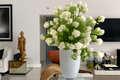 Vase blanc aux hortensias