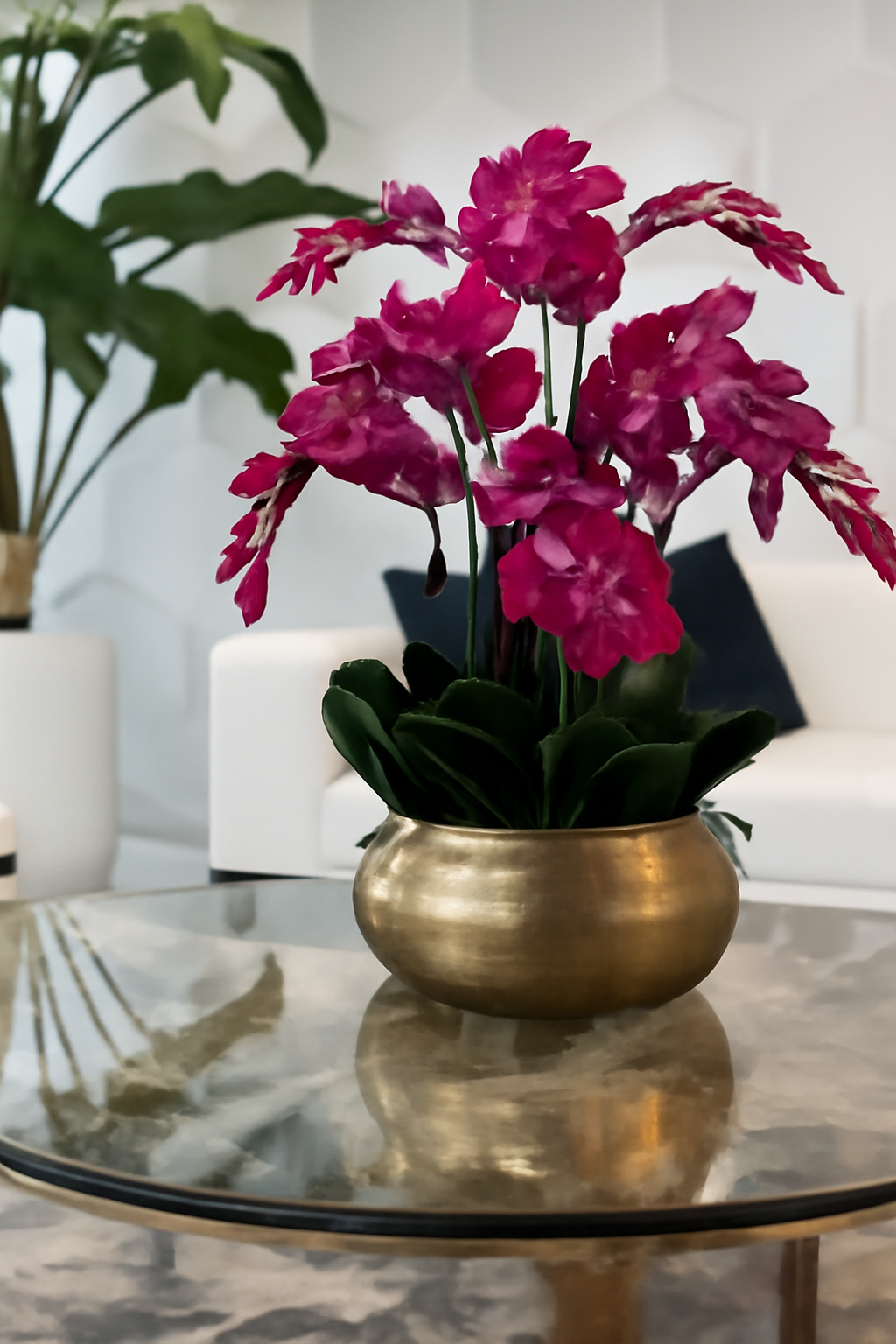 Orchidées roses dans coupe en métal doré