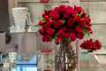 Roses rouges dans vase en verre 40cm