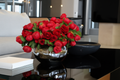 Roses rouges dans coupe en verre