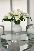 Vase aux fleurs blanches