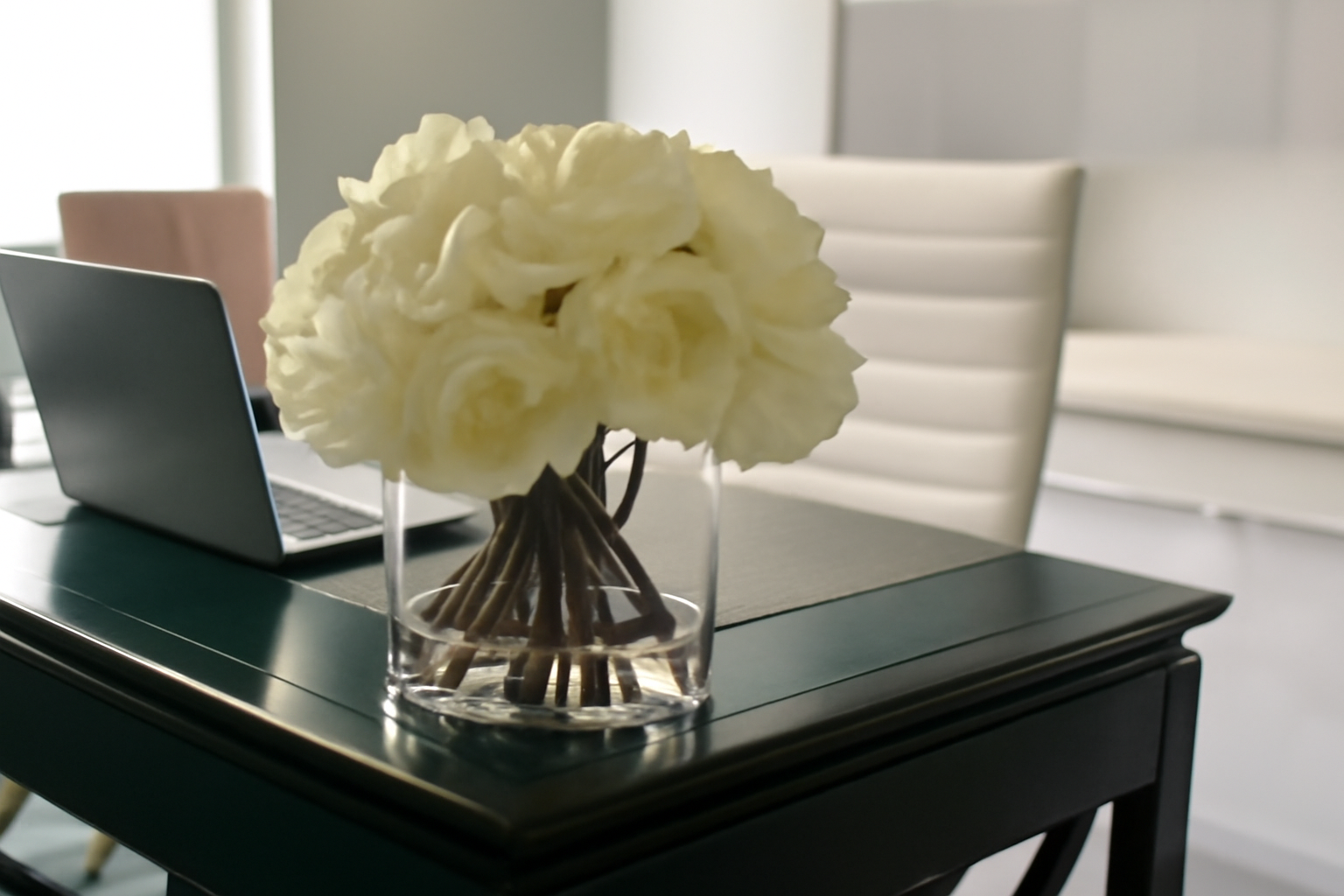 Cylindre avec roses blanches