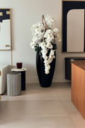 Cache-pot noir brillant orchidées blanches retombantes