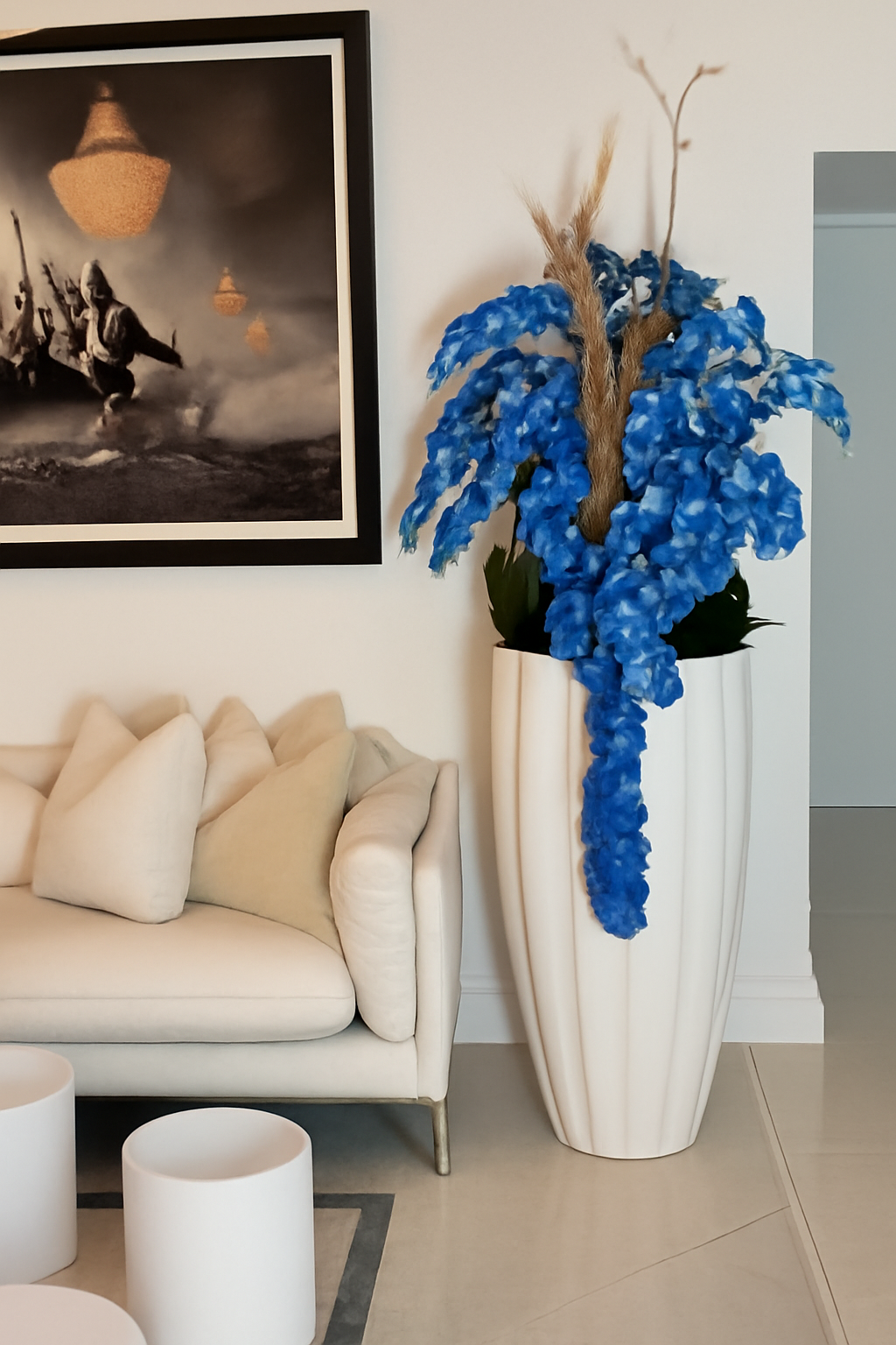 Cache-pot blanc orchidées bleues retombantes