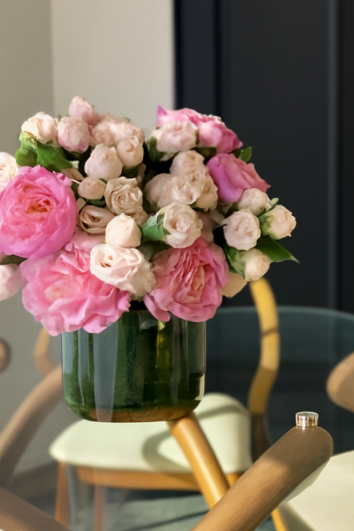 Bouquet de fleurs printanières dans cylindre en verre 7" avec feuillage
