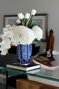 Vase rayé avec bouquet mélangé