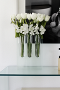Vase soliflore triple aux fleurs blanches