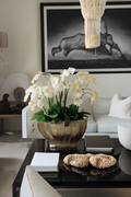 Vase doré aux fleurs blanches