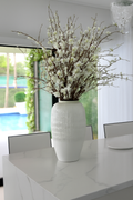 Fleurs de cerisier blanches dans vase en verre