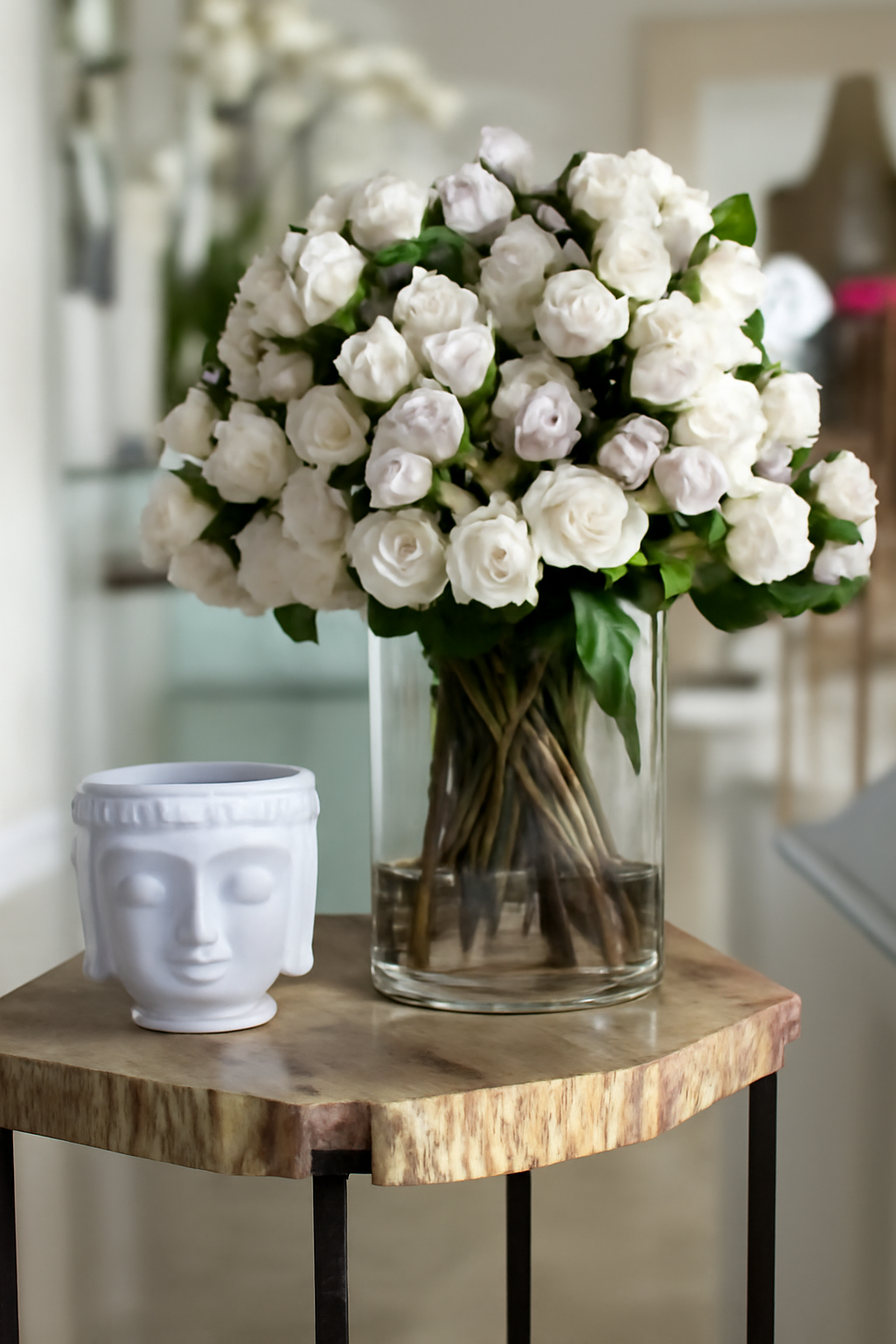 Roses blanches dans vase en verre 40cm