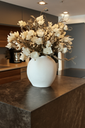 Vase blanc avec magnolias blancs