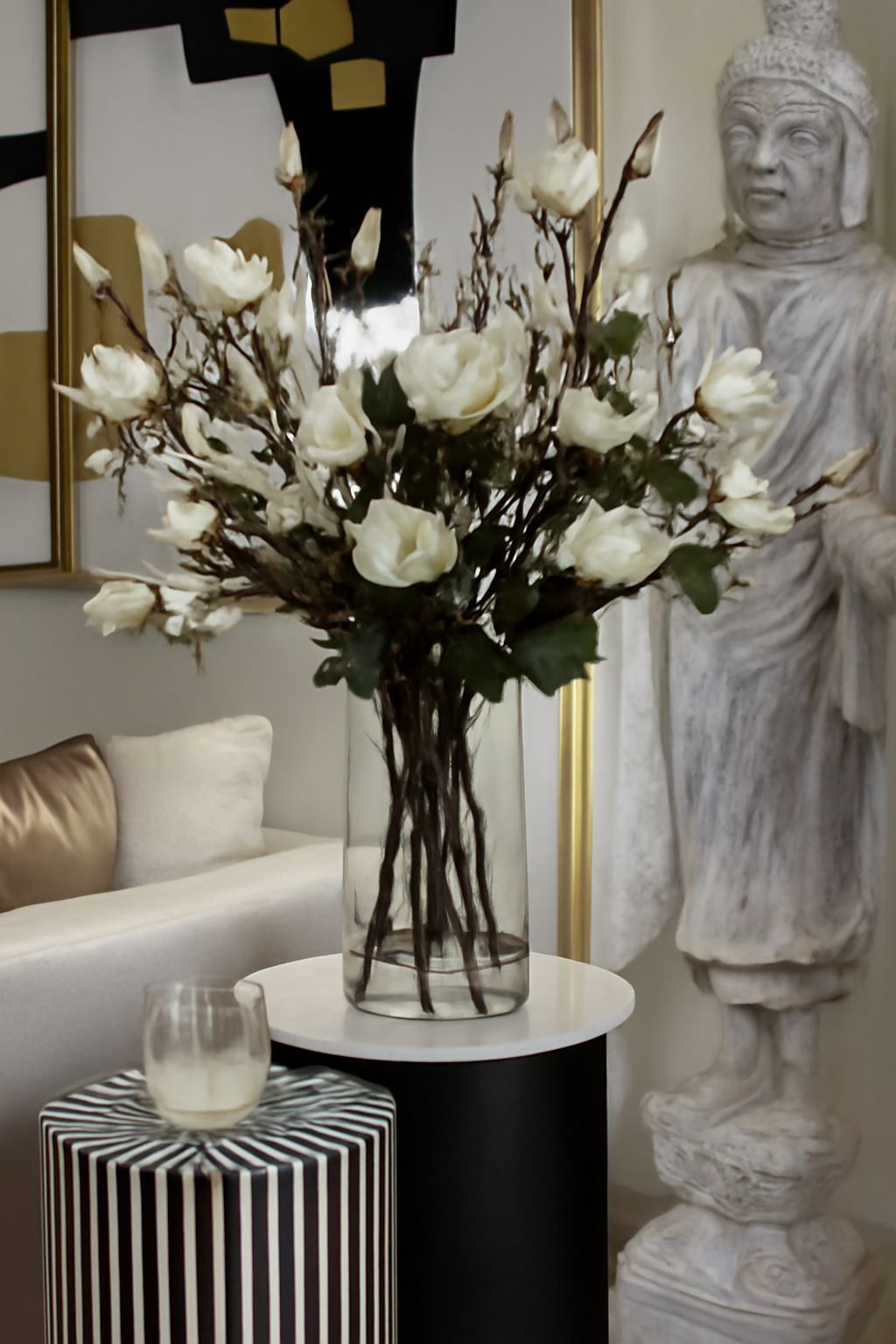 Magnolias blancs dans cylindre en verre 40 cm