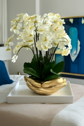 Orchidées blanches dans vase sculpture mains ouvertes doré