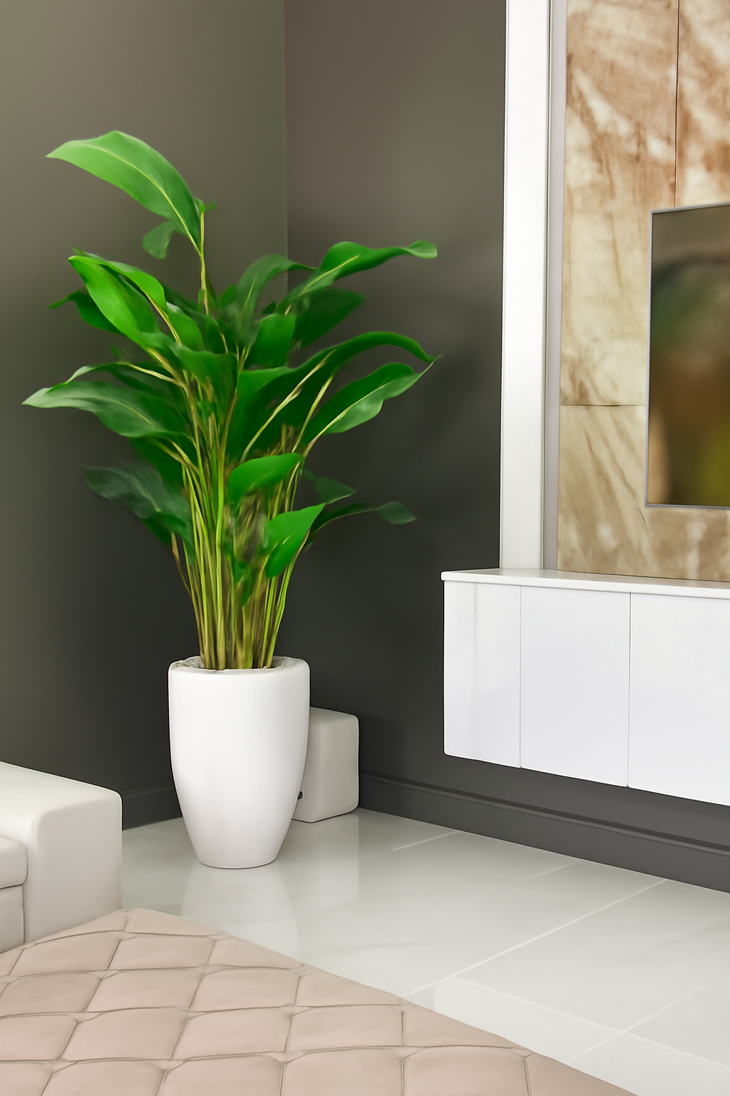 Plante décorative très grande dans cache-pot blanc en fibre de verre