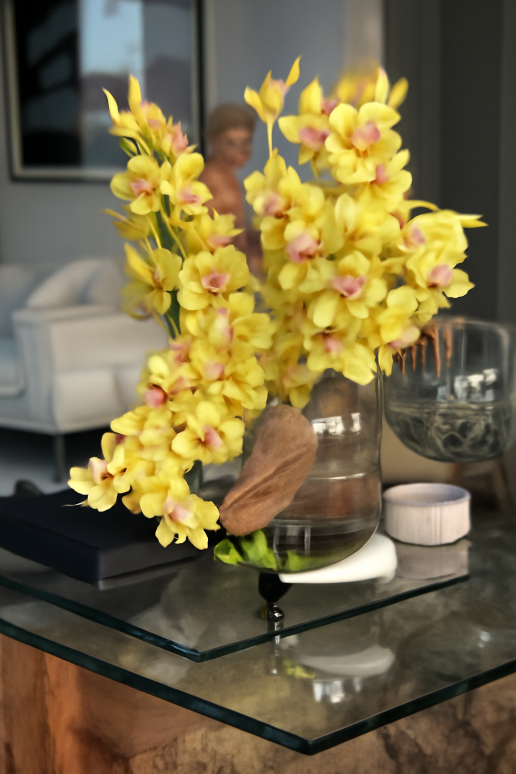 Cymbidiums jaunes dans vase lune